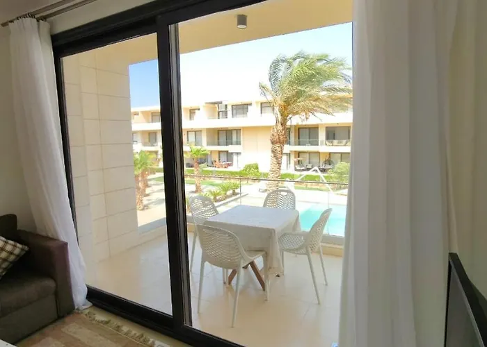 G-cribs Pool View